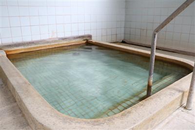 「上人湯」は、脱衣所と浴槽が一体のコンパクトな空間