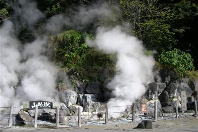 「山地獄」の地面からは、高温の蒸気が勢いよく立ち上っている