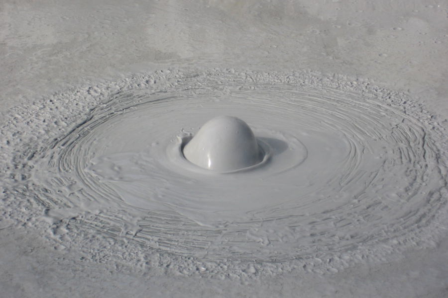 浮かんでは弾けていく「鬼石坊主地獄」の泥 浮かんでは弾けていく「鬼石坊主地獄」の泥