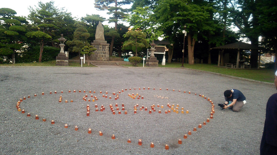 ハート形に手作りキャンドルが並ぶ ハート形の手作りキャンドル