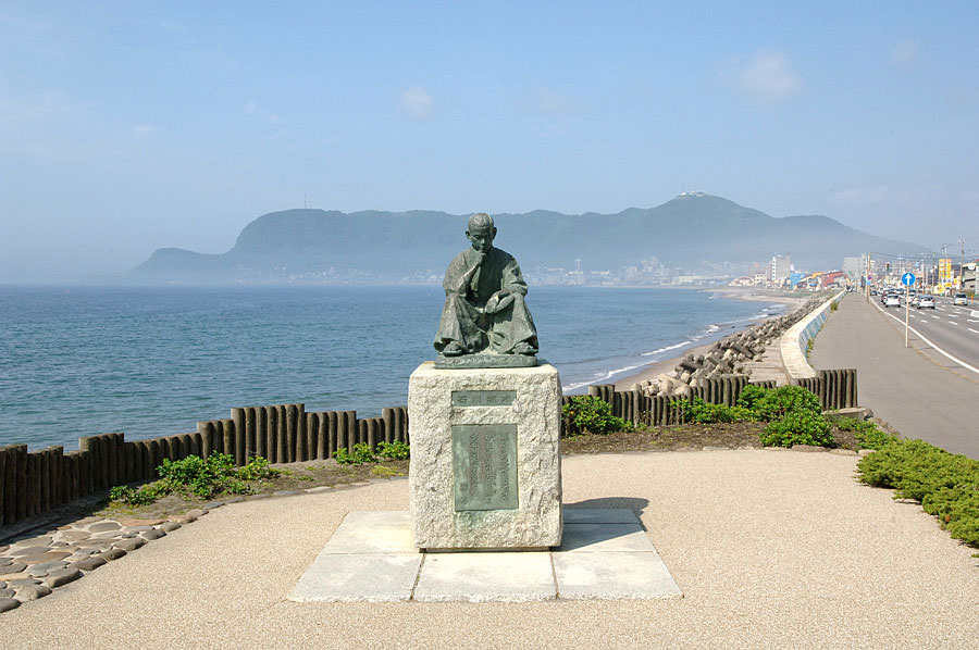 函館山と津軽海峡をバックに啄木と記念撮影を 啄木小公園