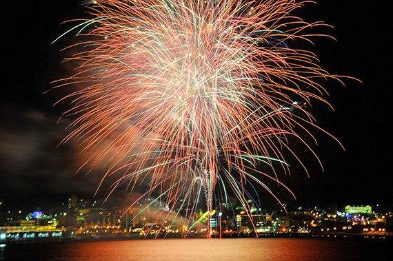 港町を彩る海上花火 はこだて冬花火