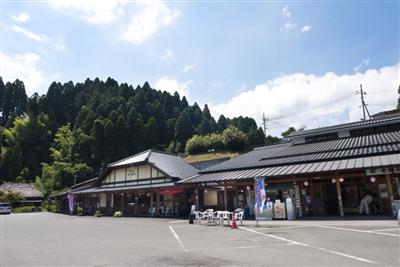 「道の駅 通潤橋」には、土産物や食事処、観光案内資料まで