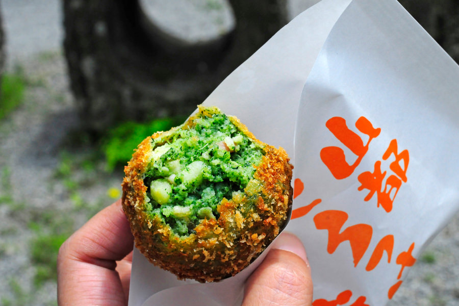 山都産の食材を使ったご当地グルメ、「山都ころっけ」