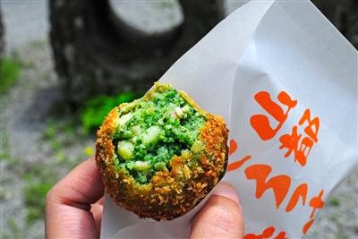山都産の食材を使ったご当地グルメ、「山都ころっけ」