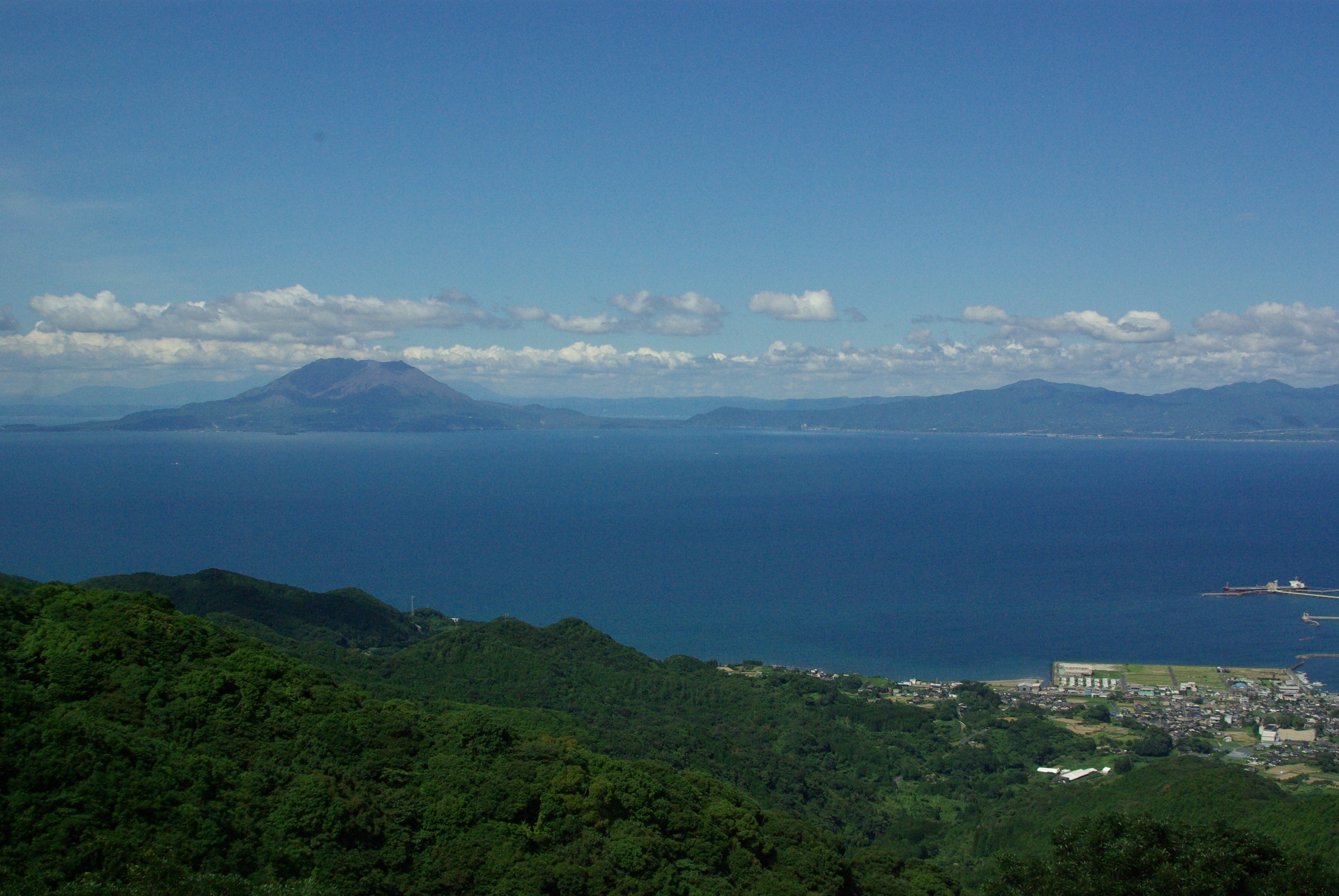 鹿児島市内や近郊の道から一望できる雄大な桜島の風景 鹿児島市内や近郊の道から一望できる雄大な桜島の風景