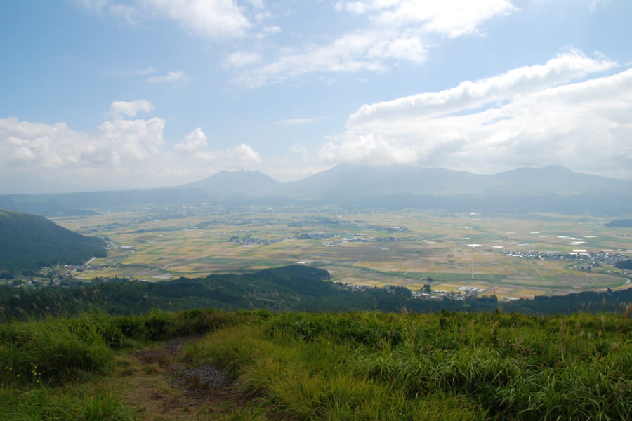大観峰から望む阿蘇五岳。お釈迦様が横たわっているように見えることから“涅槃像”とも呼ばれる 大観峰から望む阿蘇五岳の風景