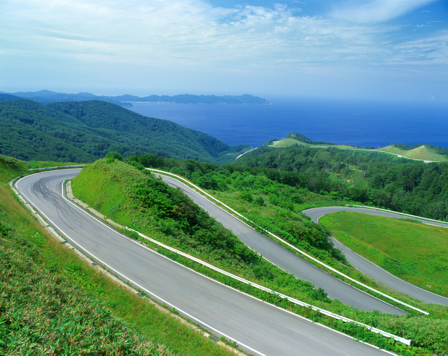雨の日の山道は交通量が少ないからとスピードの出し過ぎは禁物。 雨の日の山道は交通量が少ないからとスピードの出し過ぎは禁物。