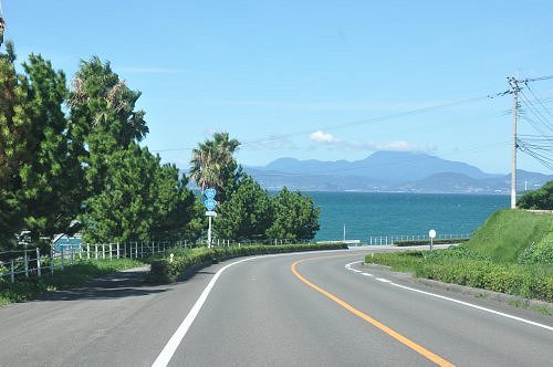 日差しが強い九州のドライブでは、車内での水分補給や日よけ対策を 日差しが強い九州のドライブでは、車内での水分補給や日よけ対策