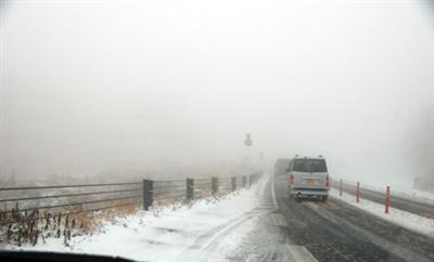 路面に雪が積もっていたら、すぐに車を路肩に停め、タイヤチェー
