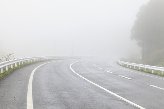 濃霧に出合ったら、焦らずゆっくり。場合によっては路肩で休憩 濃霧に出合ったら、焦らずゆっくり。場合によっては路肩で休憩