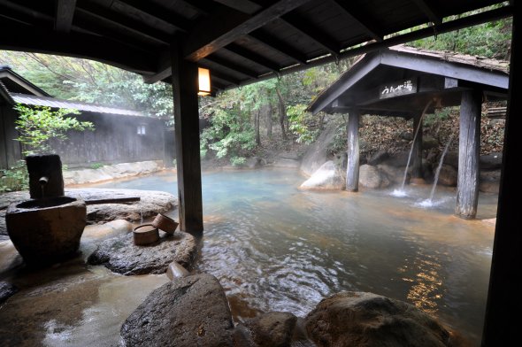 全国屈指の人気温泉地、黒川温泉。入湯手形を買えば、宿の湯めぐりができる 全国屈指の人気温泉地、黒川温泉。宿の湯めぐりもできる。