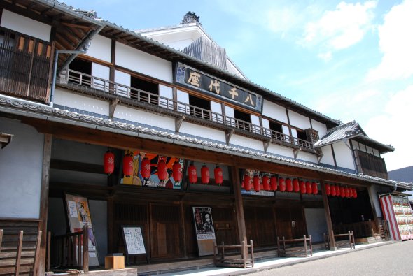 山鹿温泉のシンボル、八千代座。明治43年築の芝居小屋で、今も現役 山鹿温泉のシンボル、八千代座。