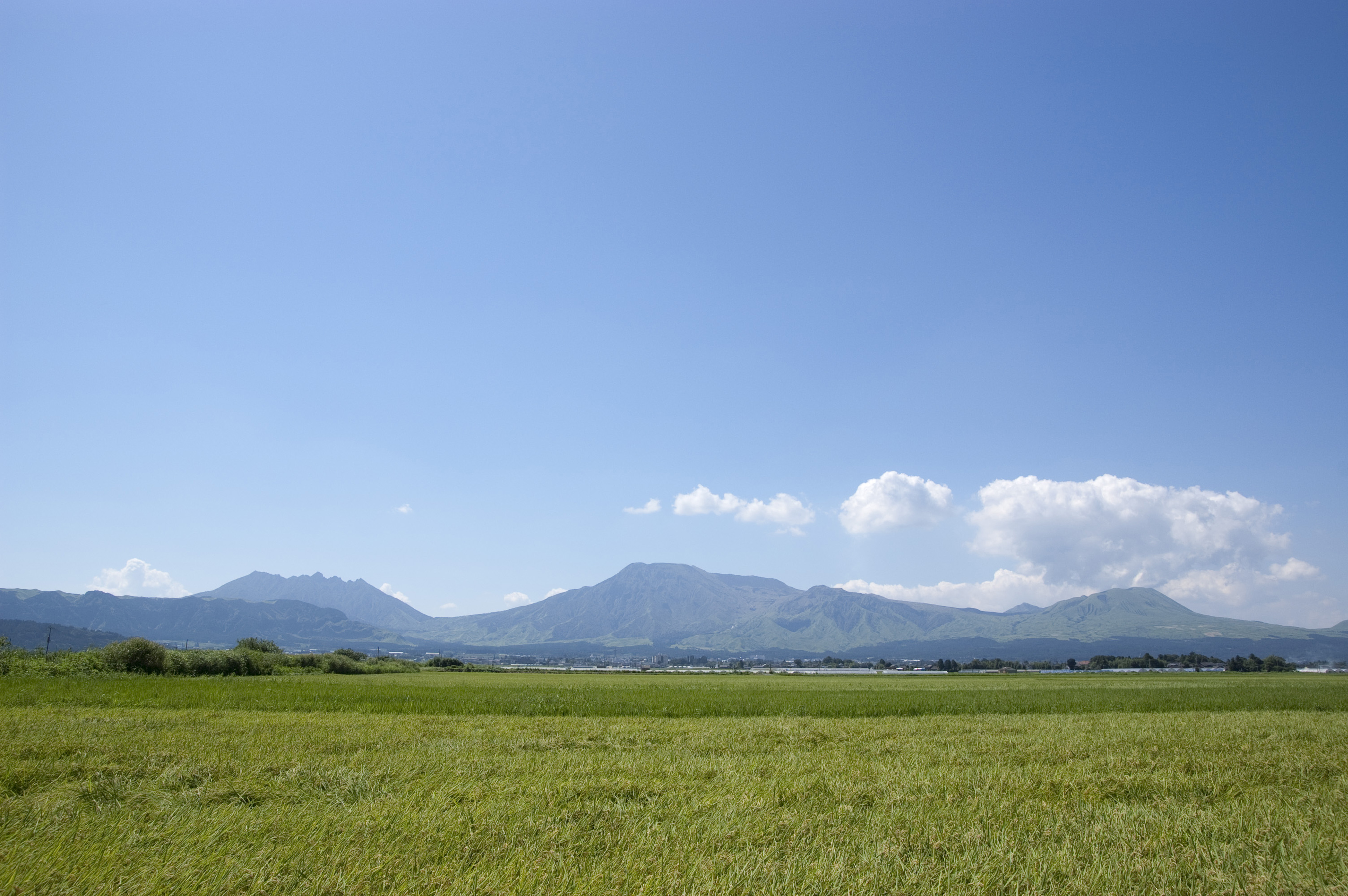 堂々たる阿蘇五岳。阿蘇谷からの風景 堂々たる阿蘇五岳。阿蘇谷からの風景