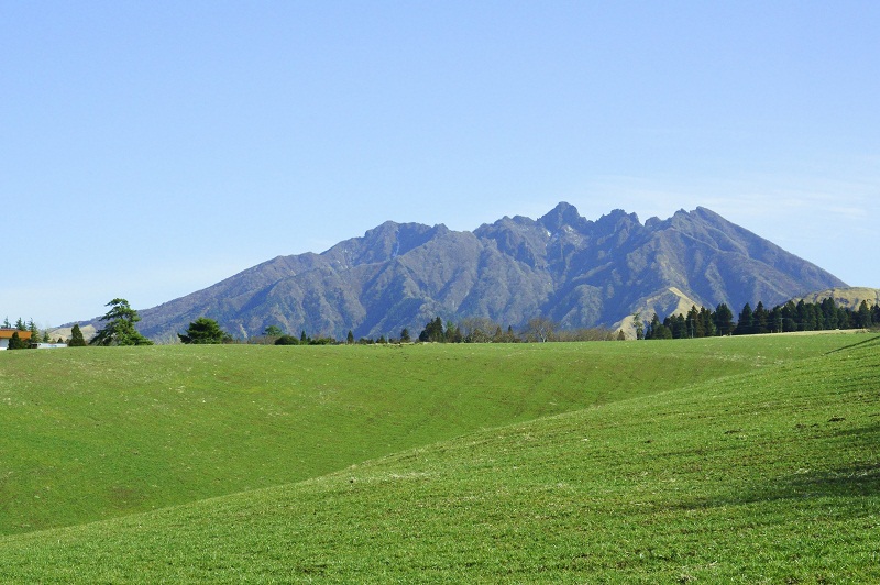 阿蘇五岳のひとつである根子岳と緑の草原 阿蘇五岳のひとつである根子岳と緑の草原