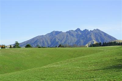 阿蘇五岳のひとつである根子岳と緑の草原