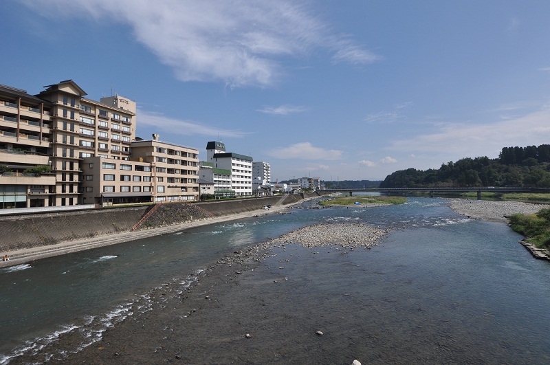 球磨川のほとりに老舗の湯宿が立ち並ぶ人吉市街 球磨川のほとりに老舗の湯宿が立ち並ぶ人吉市街