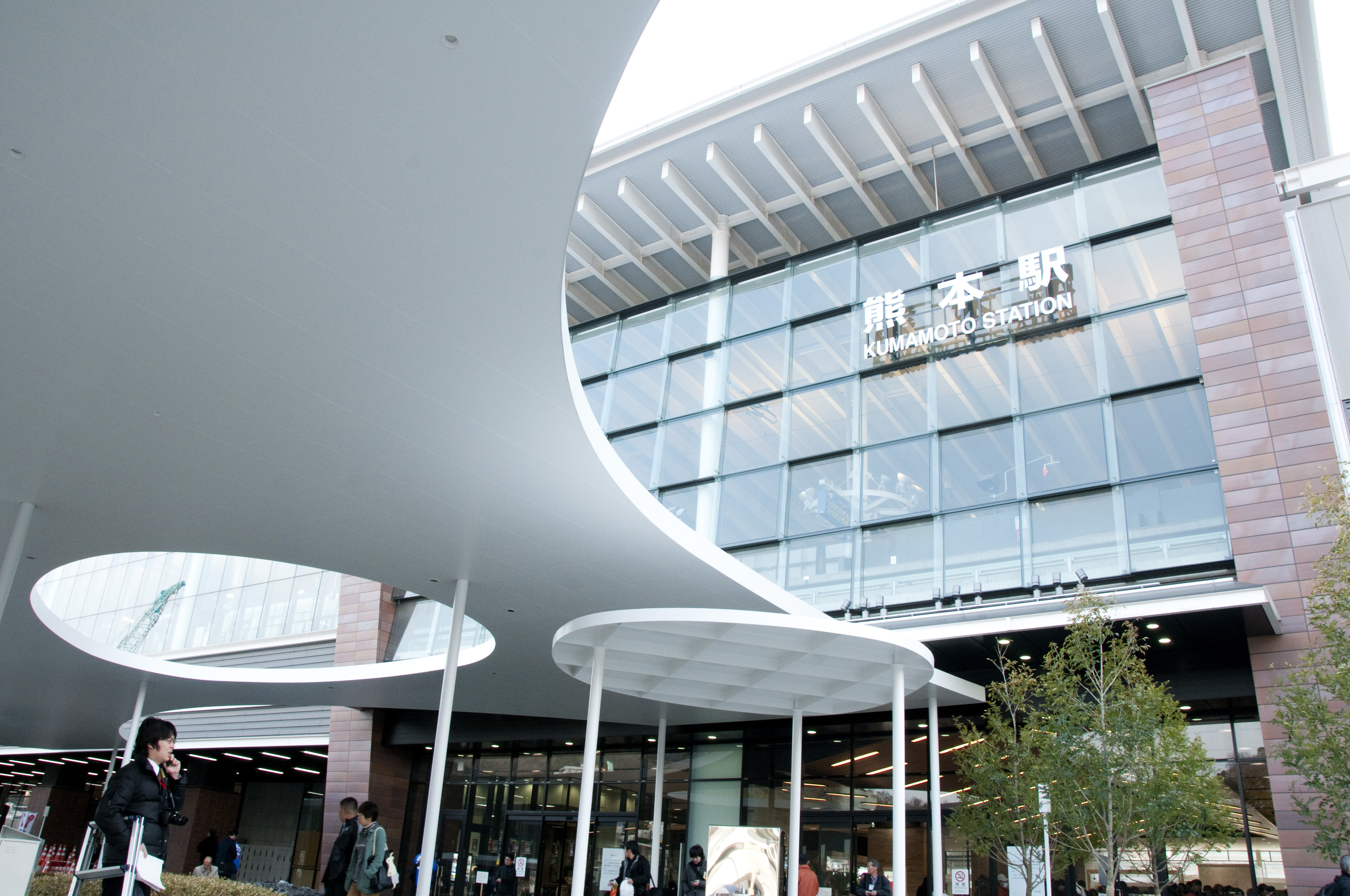 多くの人が行き交う熊本駅の新幹線口 多くの人が行き交う熊本駅の新幹線口