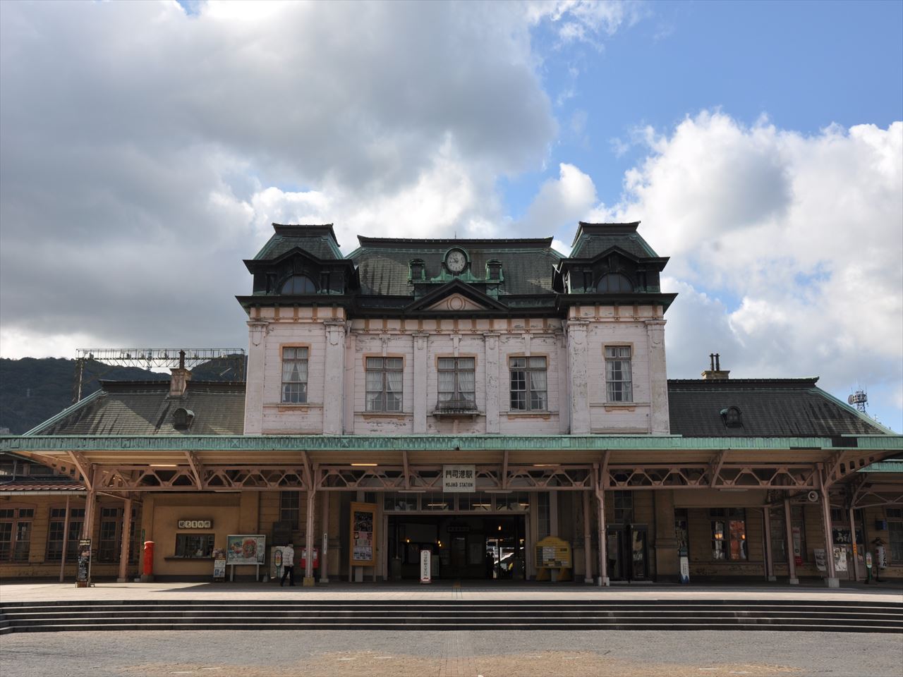 ネオ・ルネッサンス様式の門司港駅は構内もレトロな雰囲気 ネオ・ルネッサンス様式の門司港駅は構内もレトロな雰囲気