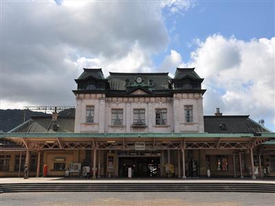 ネオ・ルネッサンス様式の門司港駅は構内もレトロな雰囲気