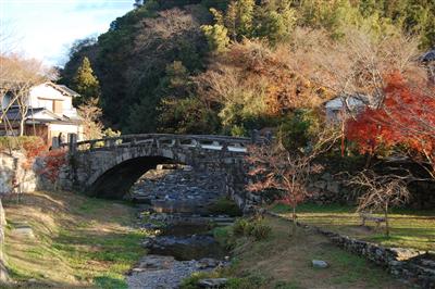 秋は紅葉も楽しめる秋月城下町の様子