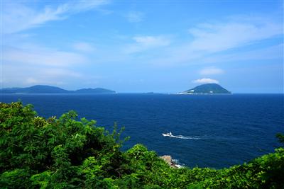 志賀島までのドライブでは車窓から紺碧の玄界灘の風景を楽しめる