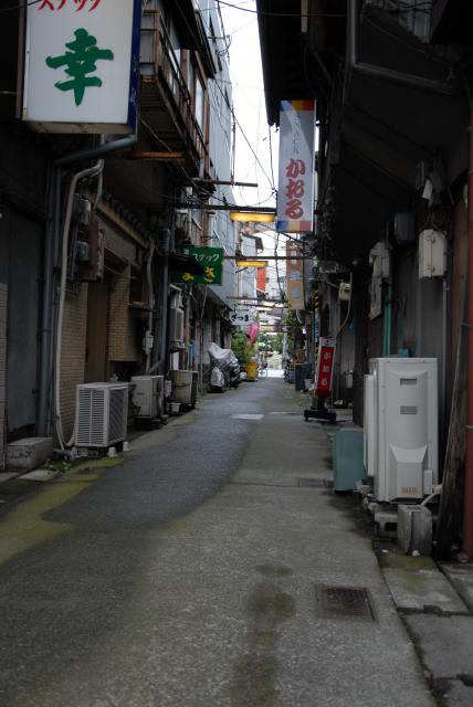 焼き鳥屋や久留米ラーメン店などが立ち並ぶ久留米市街地 
(写真提供/福岡市) 焼き鳥屋や久留米ラーメン店などが立ち並ぶ久留米市街地