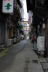 焼き鳥屋や久留米ラーメン店などが立ち並ぶ久留米市街地