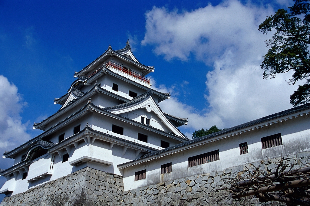 玄界灘の風景に臨む唐津城は、絶好の立ち寄りスポット
(写真提供/(一社)佐賀県観光連盟) 玄界灘の風景に臨む唐津城は、絶好の立ち寄りスポット