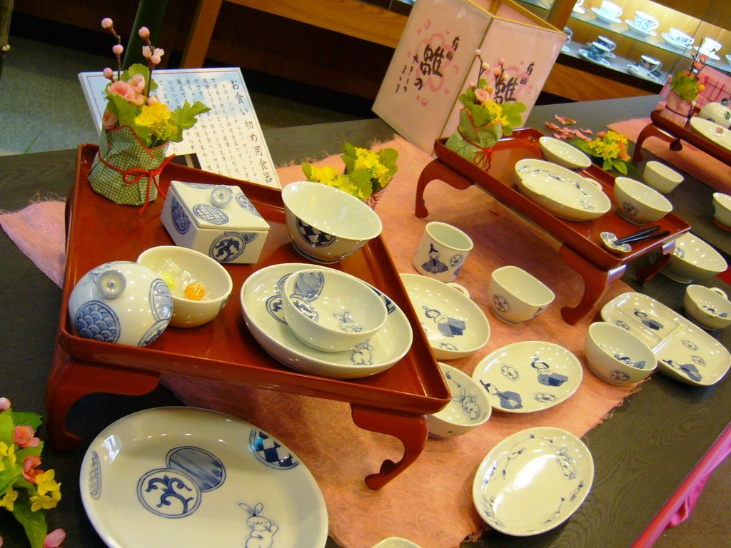 美しい陶磁器が並ぶ有田焼の店。掘り出し物に出合えるかも
(写真提供/(一社)佐賀県観光連盟) 美しい陶磁器が並ぶ有田焼の店。掘り出し物に出合えるかも