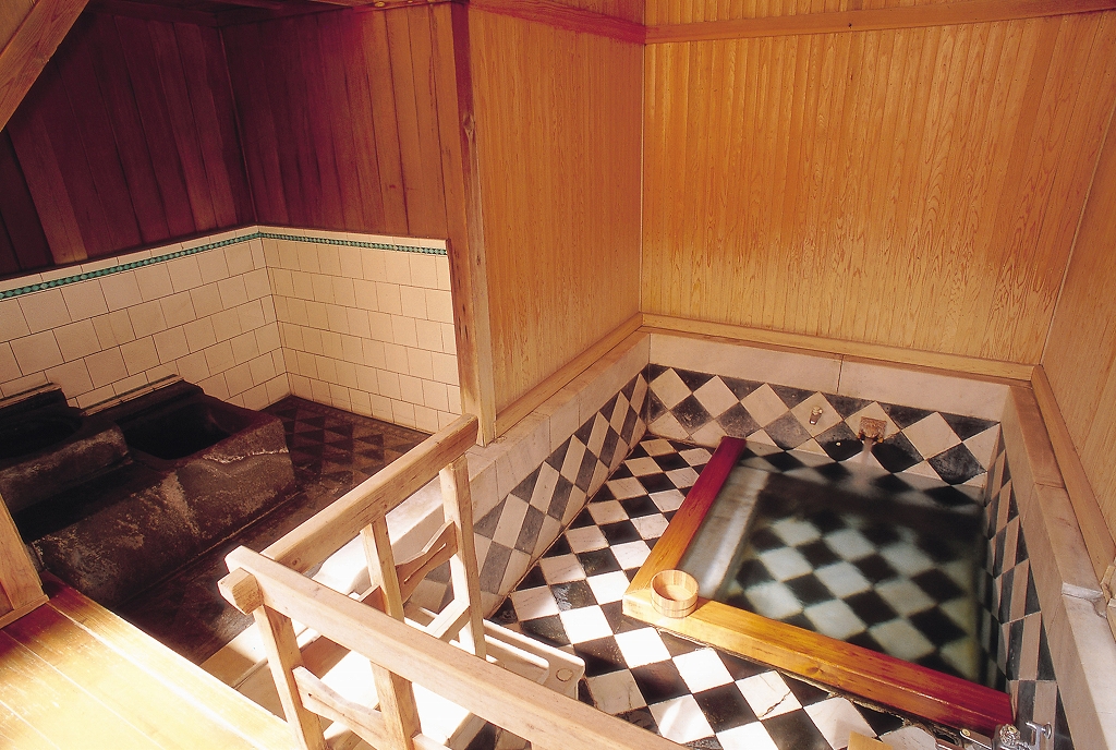 江戸時代に武雄藩主の専用風呂として使われていた武雄温泉の殿様湯
(写真提供/(一社)佐賀県観光連盟) 江戸時代に武雄藩主の専用風呂として使われていた武雄温泉の殿様