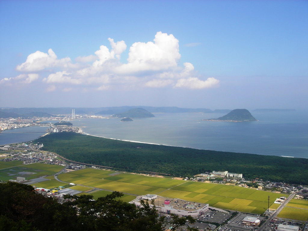 絶景が広がる唐津の海岸線ルート (写真提供/(一社)佐賀県観光連盟) 絶景が広がる唐津の海岸線ルート