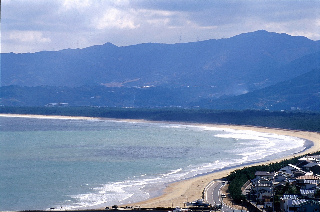 玄界灘沿いに続く国道202号 (写真提供/(一社)佐賀県観光連盟) 玄界灘沿いに続く国道202号