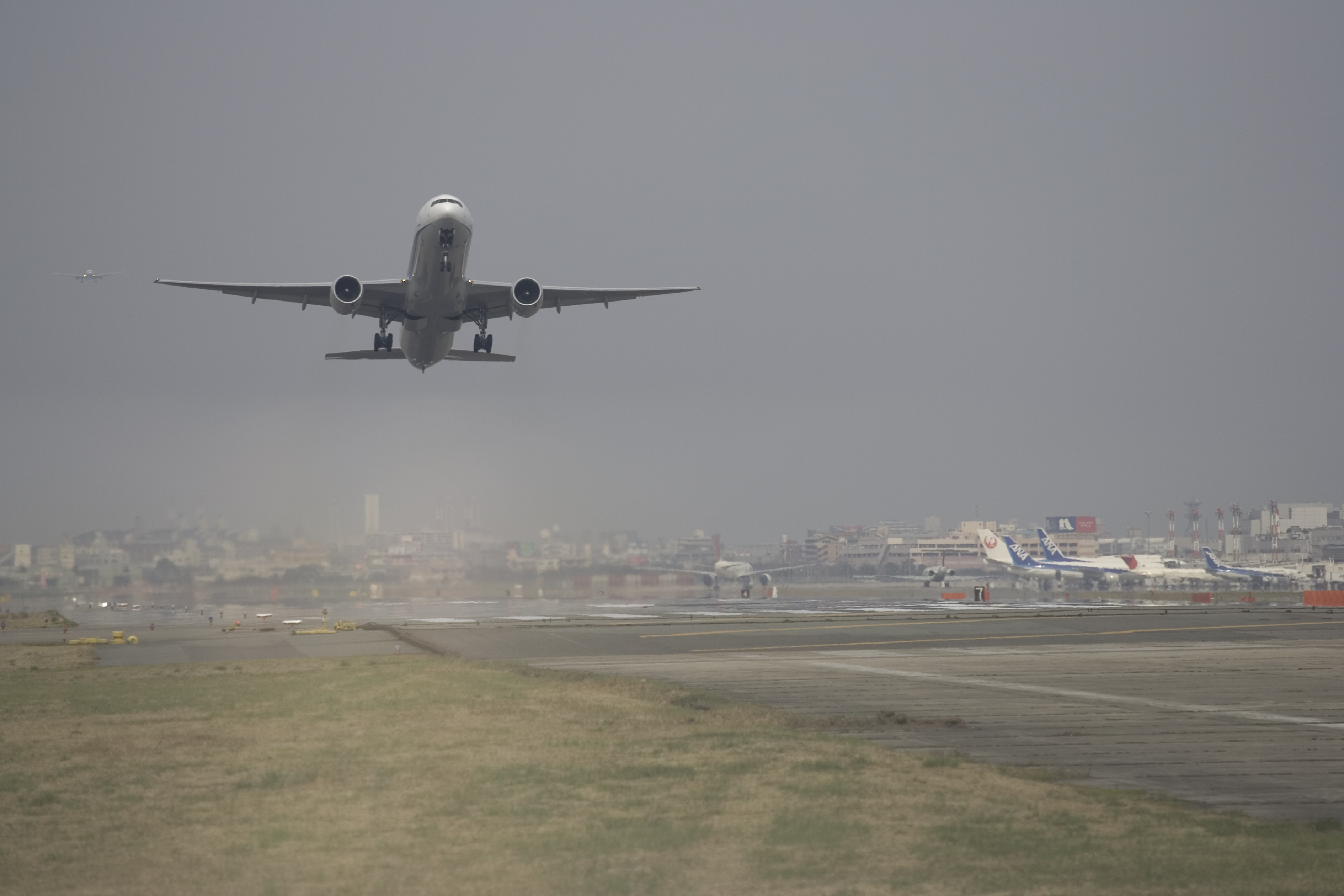 九州の空の玄関口、福岡空港 九州の空の玄関口、福岡空港