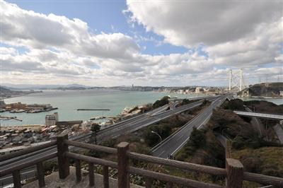 関門海峡の先に見えるのが下関の町