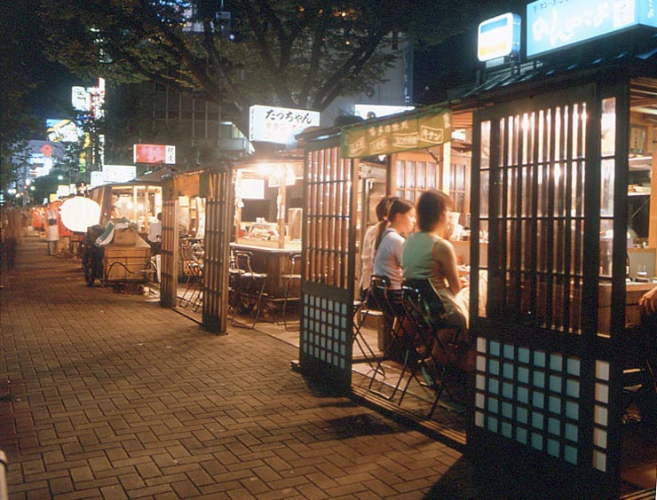 博多の夜は屋台も楽しみのひとつ (提供/福岡市) 博多の夜は屋台も楽しみのひとつ