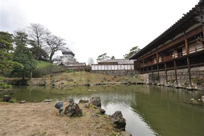 小倉城庭園から望む小倉城天守閣