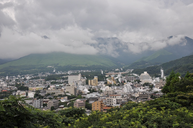 うみたまごの手前に広がる別府温泉の街並み うみたまごの手前に広がる別府温泉の街並み