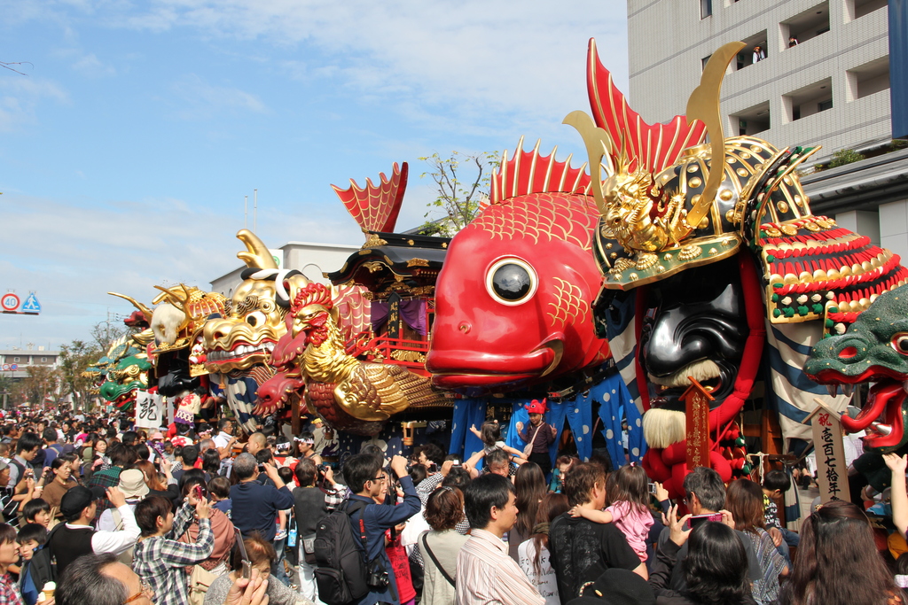 毎年11月に開催される唐津くんち。華麗な曳山が祭りを盛り上げる 毎年11月に開催される唐津くんち。華麗な曳山が祭りを盛り上げ
