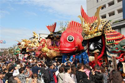毎年11月に開催される唐津くんち。華麗な曳山が祭りを盛り上げ