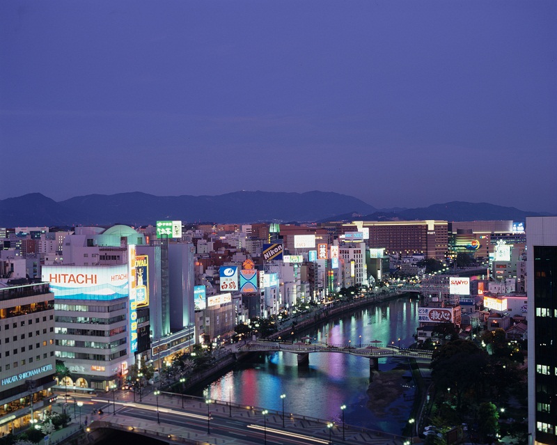 華やかなネオンが灯る夜の博多 (提供/福岡市) 華やかなネオンが灯る夜の博多