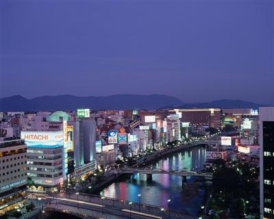 華やかなネオンが灯る夜の博多