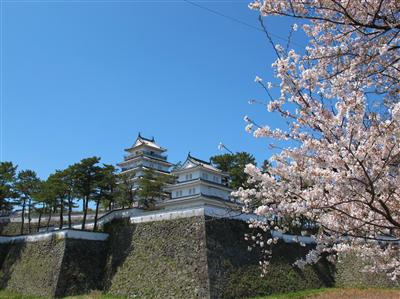 満開の桜に彩られた島原城の様子　提供：（社）長崎県観光連盟