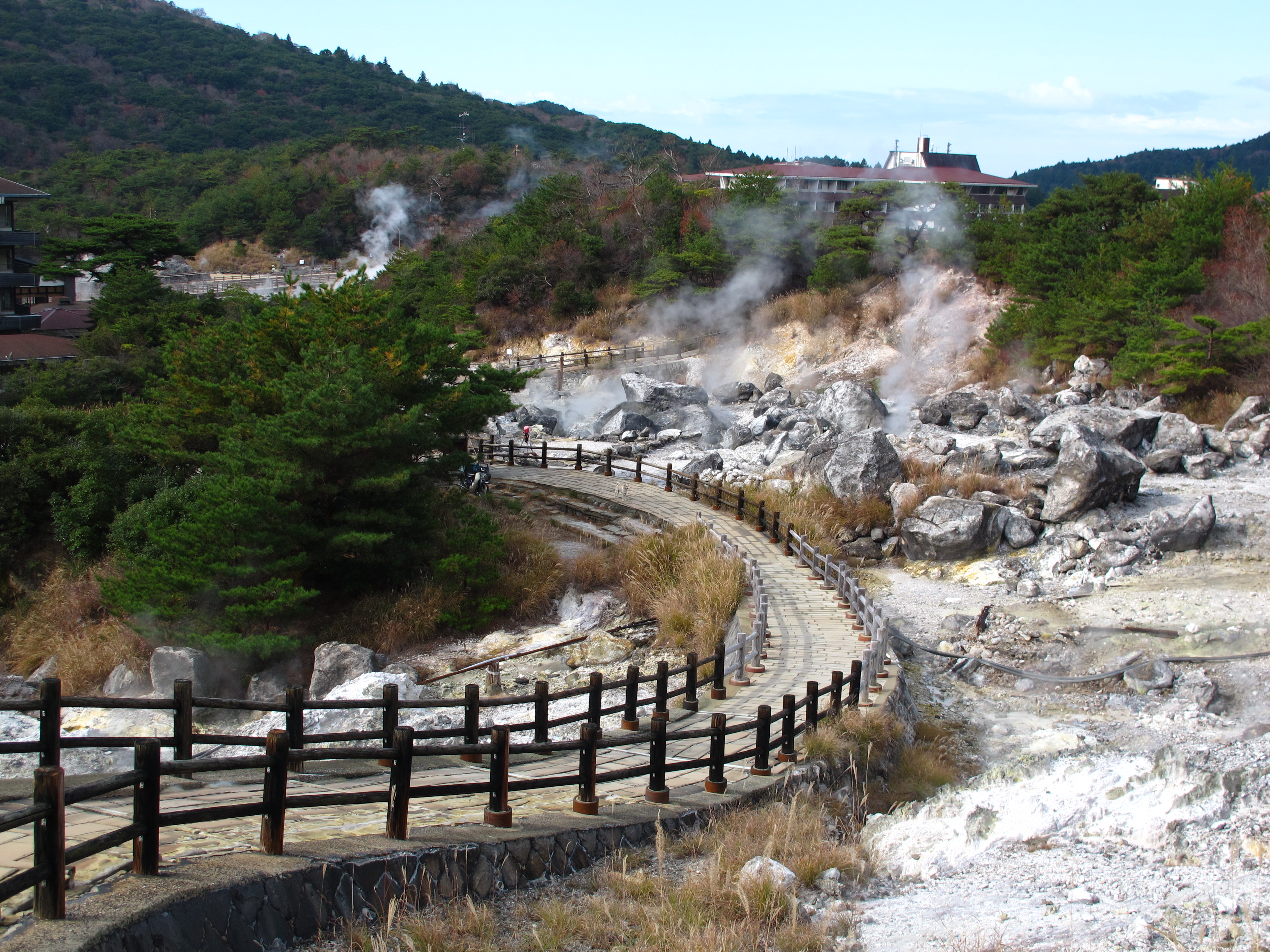 雲仙地獄巡りは迫力満点だ
提供:(社)長崎県観光連盟 雲仙地獄巡りは迫力満点だ 提供:(社)長崎県観光連盟