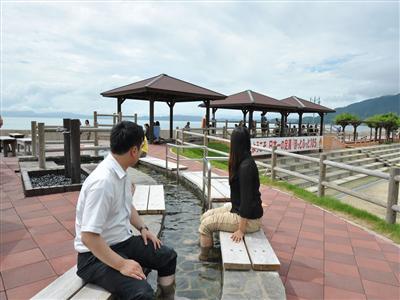 日本一長い足湯がある小浜海岸