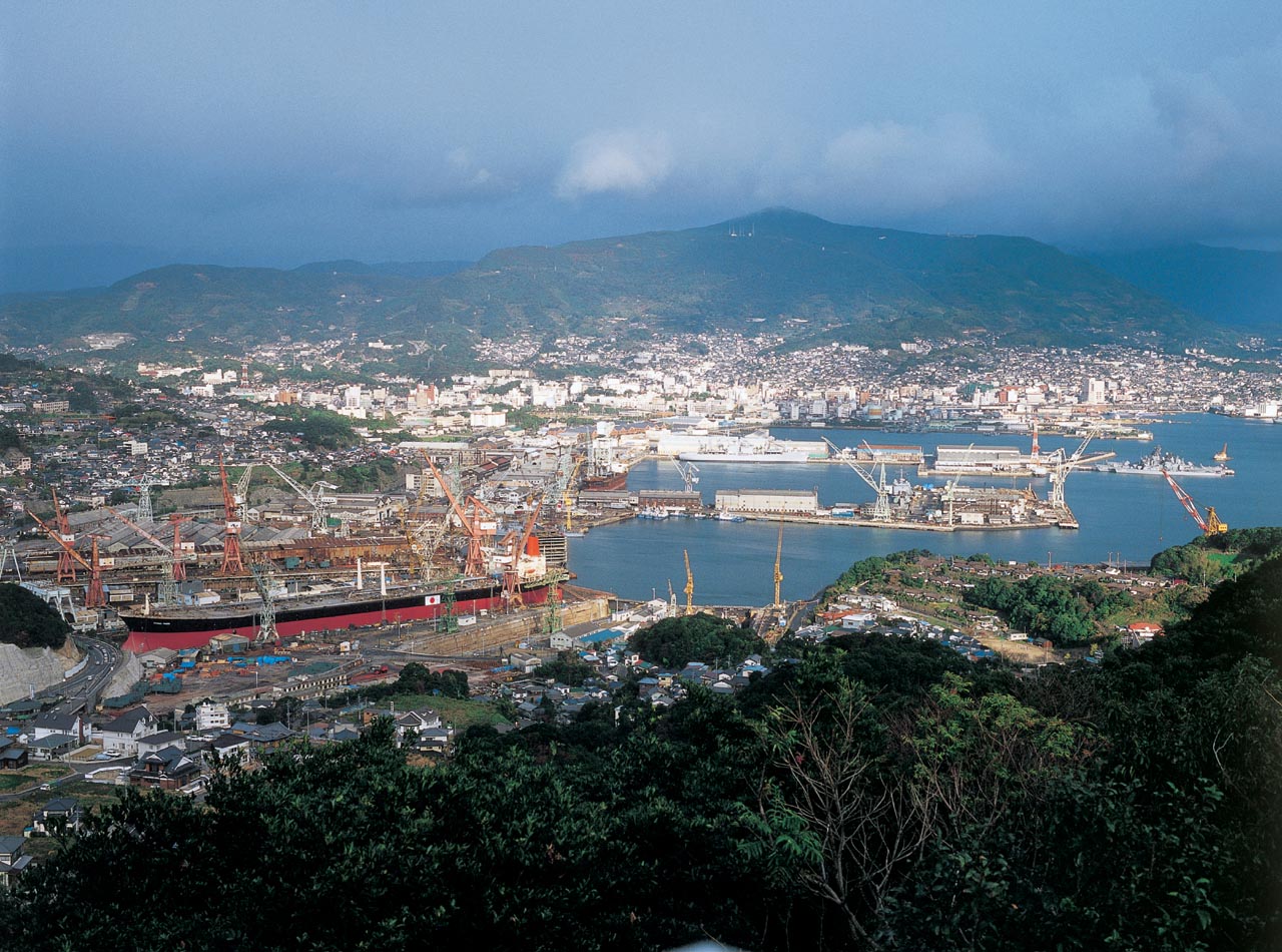 弓張岳から見下ろした佐世保市内の様子
提供:(社)長崎県観光連盟 弓張岳から見下ろした佐世保市内の様子