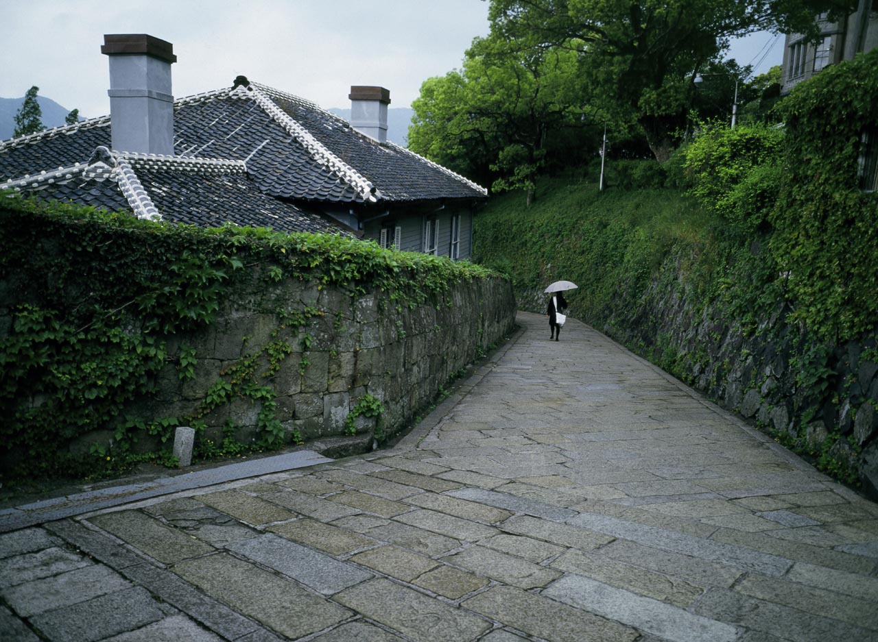 活水女子大前のオランダ坂の様子
提供:(社)長崎県観光連盟 活水女子大前のオランダ坂の様子 提供:(社)長崎県観光連盟