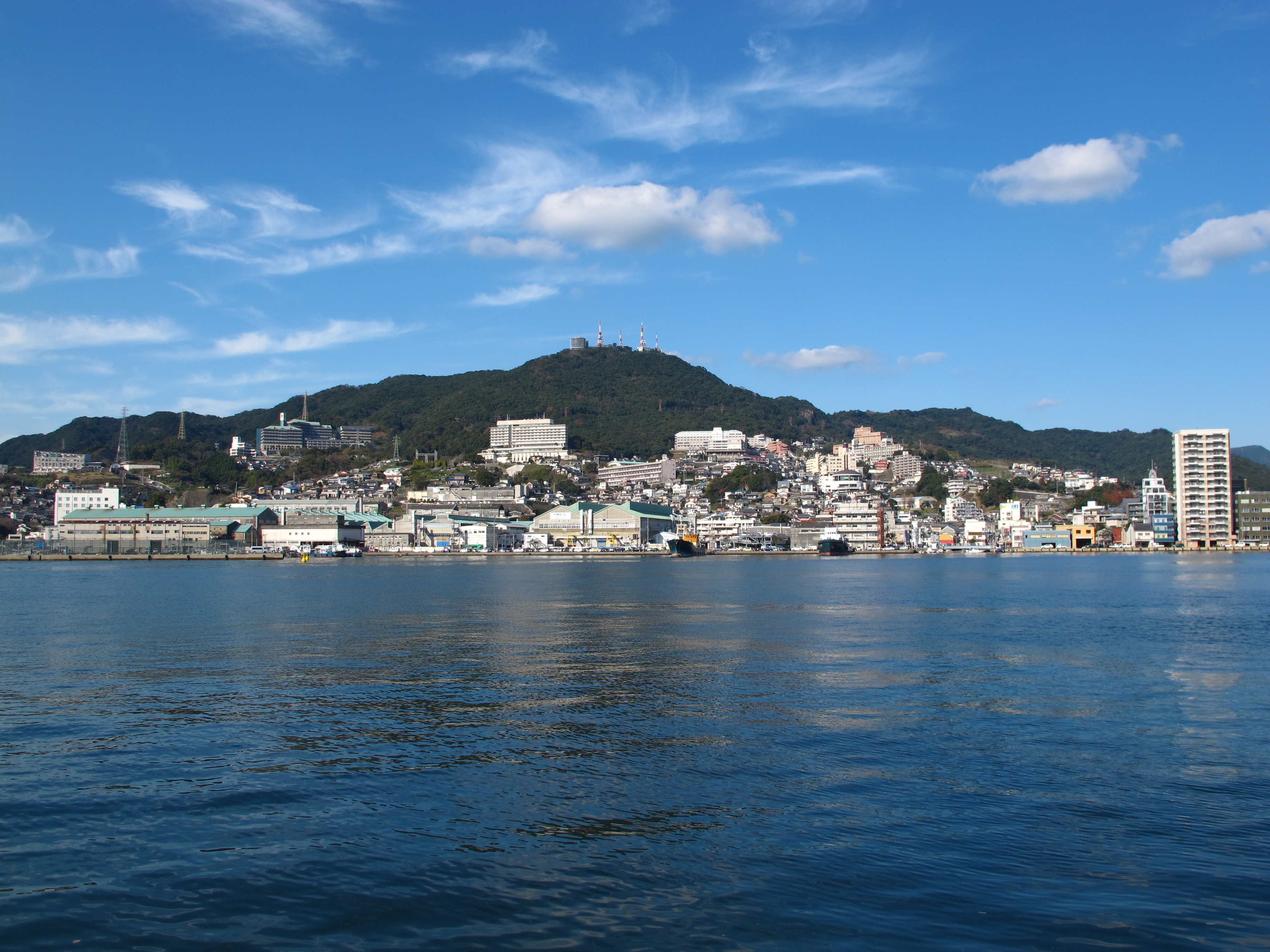 長崎市街から見る稲佐山の様子
提供:(社)長崎県観光連盟 長崎市街から見る稲佐山の様子 提供:(社)長崎県観光連盟