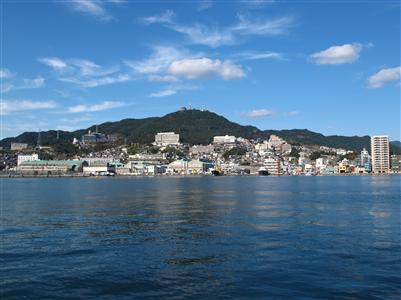 長崎市街から見る稲佐山の様子　提供：（社）長崎県観光連盟