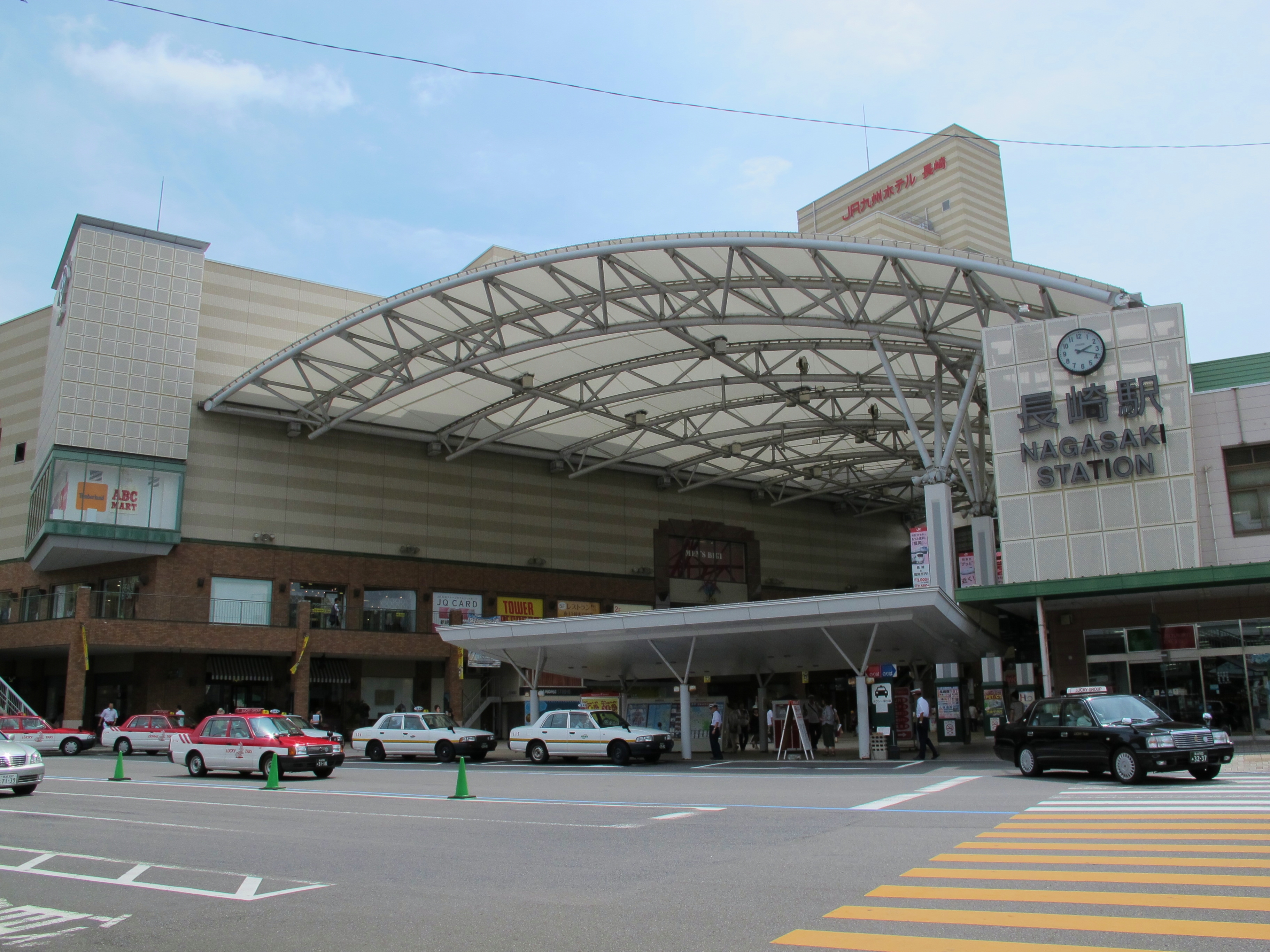 長崎の交通拠点である長崎駅。ショッピングモールも併設
 提供:(社)長崎県観光連盟 長崎の交通拠点である長崎駅。ショッピングモールも併設